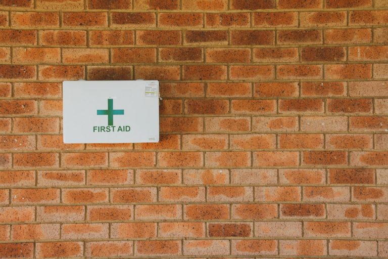 O Que É a RDC 2222018 e Como as Instituições de Saúde Podem Garantir Conformidade e Segurança