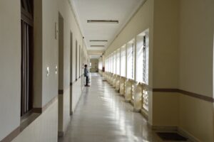 Benefícios de seguir as diretrizes da RDC 2222018: por que sua instituição de saúde deve se ad