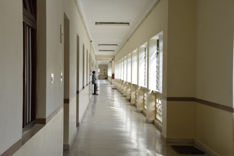 Benefícios de seguir as diretrizes da RDC 2222018: por que sua instituição de saúde deve se ad